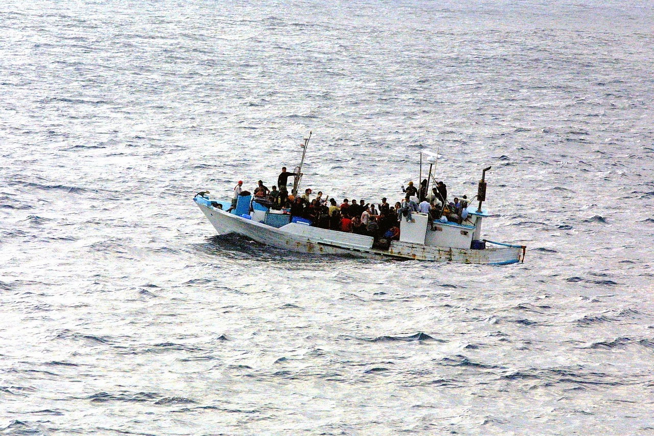 barca di migranti profughi