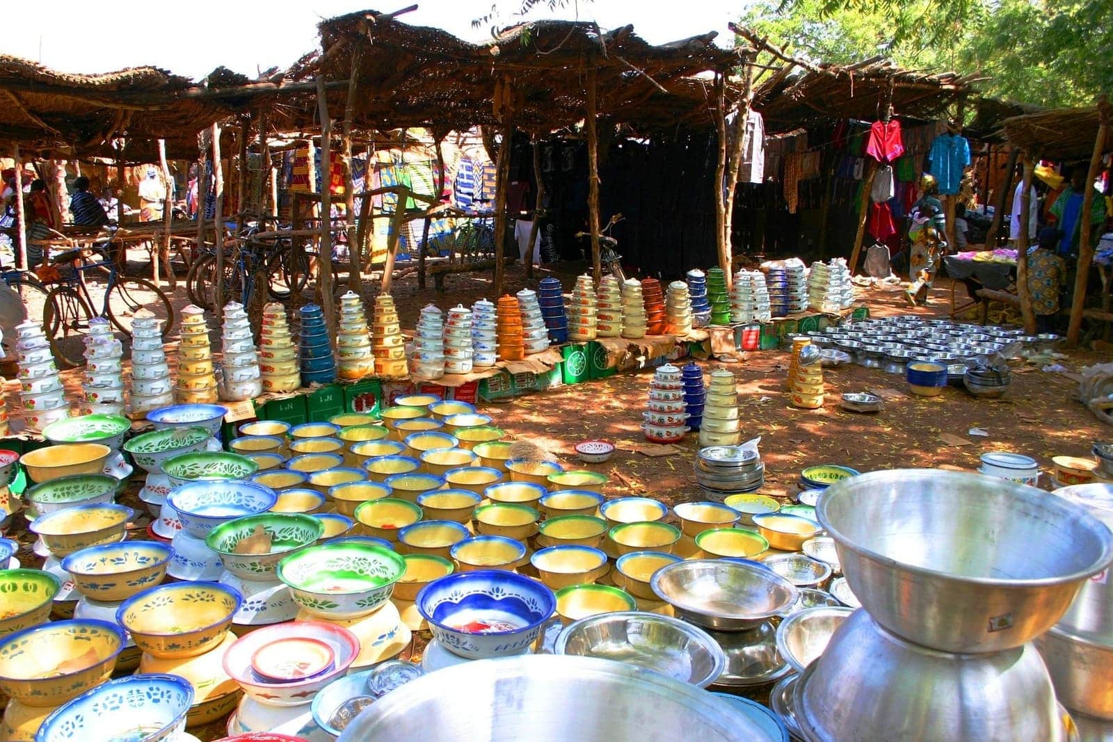 esposizione di ciotole colorate in un mercato in Burkina Faso