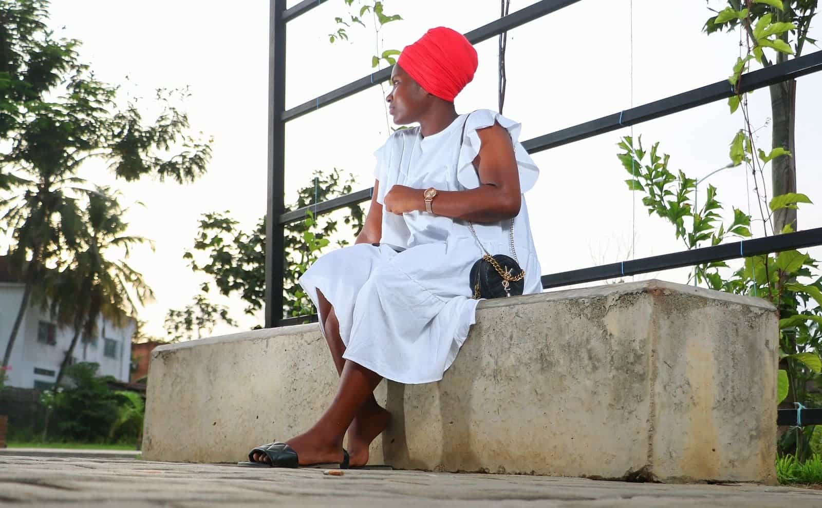 donna in costa d'avorio seduta su una panchina
