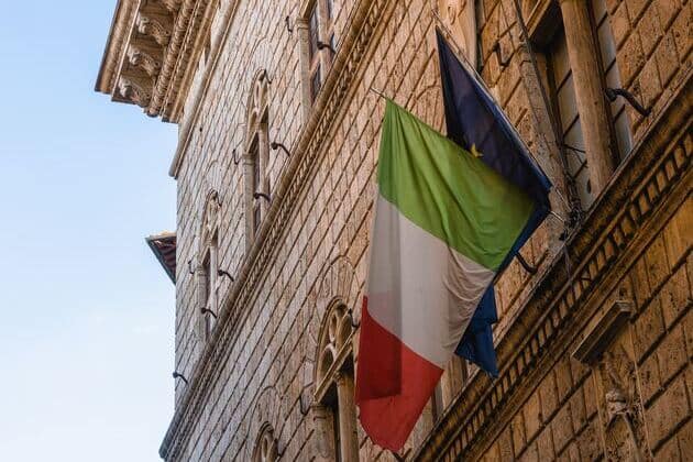 bandiera dell'Italia e bandiera unione europea su un palazzo