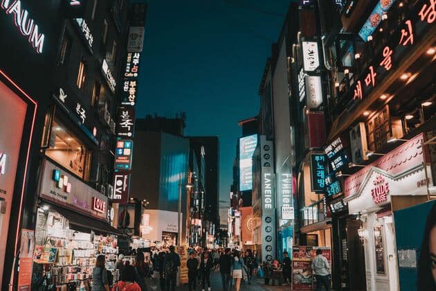strada di città di notte in Corea