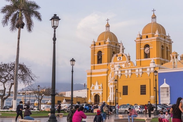 piazza della chiesa a Trujillo, Perù