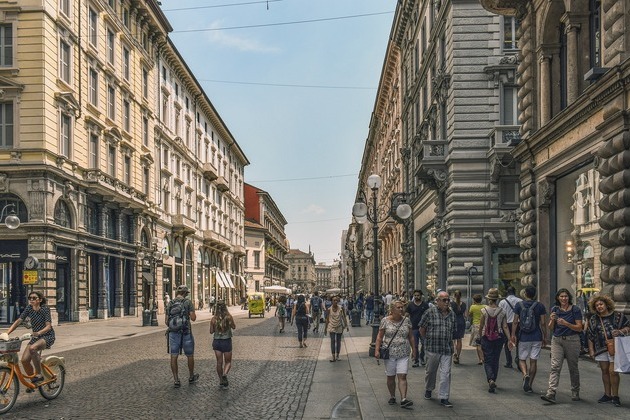 Milano, una strada in pieno giorno